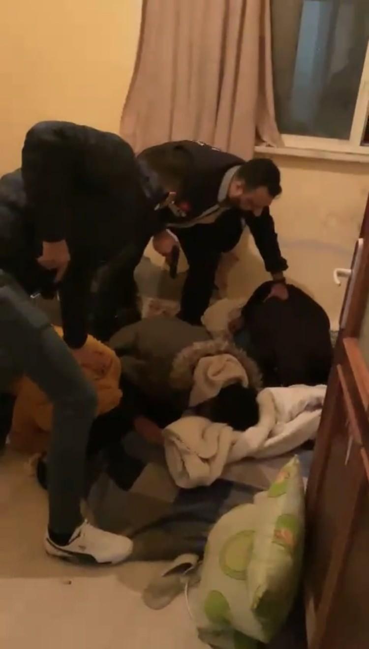 <p>Bunun üzerine hazırlıklarını tamamlayan Beyoğlu Asayiş Büro Amirliği ekipleri, Nepallilerin tutulduğu adrese baskın düzenledi. </p>
