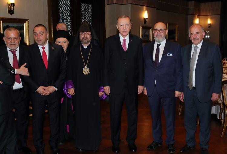 <p>Cumhurbaşkanı Recep Tayyip Erdoğan, dini azınlık cemaatlerinin temsilcileriyle Cumhurbaşkanlığı Külliyesi'nde düzenlenen iftarda bir araya geldi.</p>