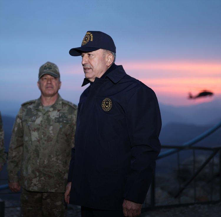 <p><strong> "Terör kaynağında yok ediliyor"</strong></p>
<p>Cumhurbaşkanı Recep Tayyip Erdoğan'ın talimatları doğrultusunda, "terörü kaynağında yok etmek" için çalıştıklarını ifade eden Akar, şunları kaydetti:</p>
<p>"Şu anda Irak'ın kuzeyinde Pençe serisi operasyonlarla faaliyetlerimizi sürdürüyoruz. Maksadımız, hudutlarımızın güvenliğini ileriden sağlamak ve teröristlere ait barınak, sığınak, sözde karargahları tahrip etmek. 27 Mayıs 2019'da Pençe 1 Operasyonu başladı. O günden beri de bu faaliyetler devam ediyor. Bu operasyonlarla Sinat Haftanin, Avaşin Basyan, Hakurk, Karaçak, Kandil, Zap her tarafa karadan ve havadan harekatlar düzenledik."</p>