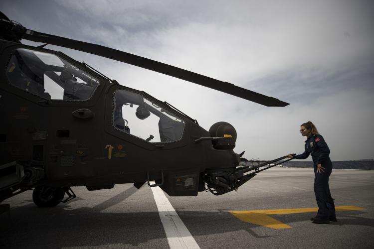<p>- "7/24 TÜRK POLİSİNİ GÖKLERDE TEMSIL EDEREK HER ZAMAN GÖREVİMİZİN BAŞINDAYIZ"</p>

<p>Başkanlık bünyesinde görev yapan Pilot Komiser Özge Karabulut da eğitimleri başarıyla tamamlayarak Atak helikopterinin kokpitine oturmayı hak etti.</p>

<p> </p>
