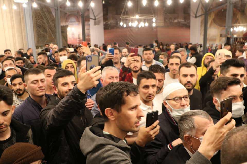 <p>Koronavirüs salgınında tedbirlerin esnetilmesiyle birlikte iki yıl aradan sonra Türkiye genelinde olduğu gibi Edirne'de de Kadir Gecesi camilerde idrak edildi.</p>
<p> </p>