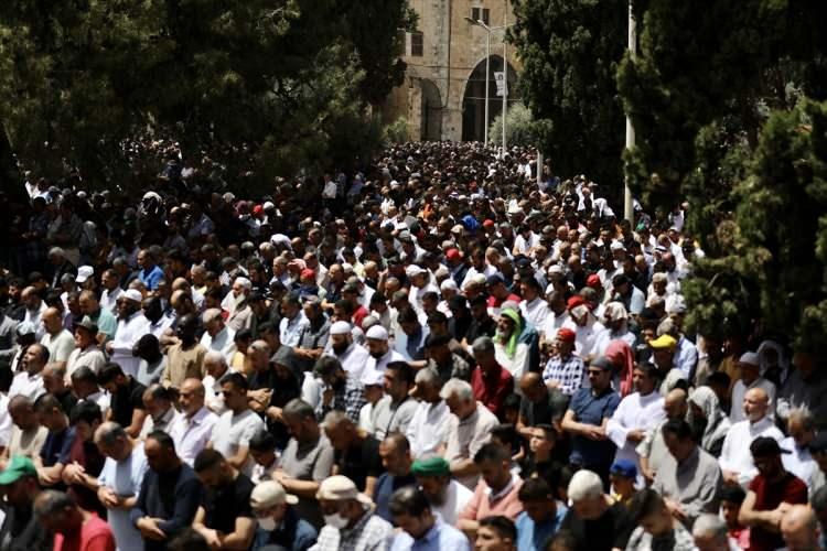 <p>Açıklamada, ramazan ayının son cuma namazını yaklaşık 160 bin kişinin kıldığı ifade edildi.</p>
