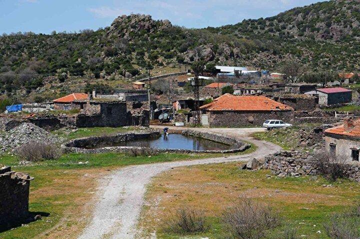<p> Köy terkedildikten sonra yapım şirketlerinin dikkatini çekti. Çanakkale dönem dizisi olan Seddülbahir 32 Saat’in bazı sahneleri burada çekildi. Daha sonra korku filmleri de çekildi” dedi.</p>
<p> </p>