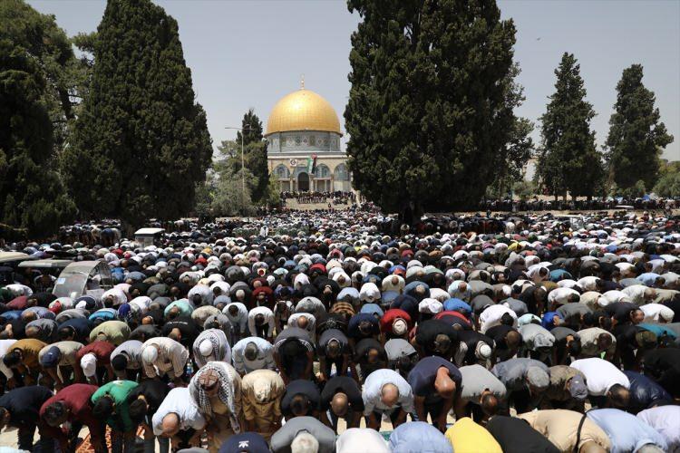 <p>İsrail'in kısıtlamalarına rağmen ramazan ayının son cuma namazını Mescid-i Aksa’da yaklaşık 160 bin kişi eda etti.</p>
