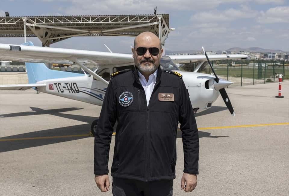 <p>Türk Hava Kurumu Uçuş Akademisi'ndeki eğitimlerin ikinci sınıfın ikinci döneminde hususi pilot lisansı eğitimlerine başlayıp ardından çok motorlu uçuş eğitimi sorumlu pilot eğitimi, ticari pilot lisans eğitimi ve aletli uçuş eğitimlerini tamamlayarak Türk Hava Kurumu Uçuş Akademisinden ve Türk Hava Kurumu Üniversitesinden pilot olarak mezun oluyorlar."</p>

<p> </p>
