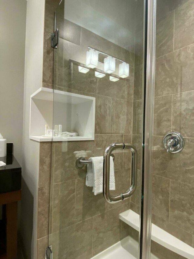 <p>Banyo içerisinden ve dışarısından ulaşabileceğiniz raf tasarımı.</p>
