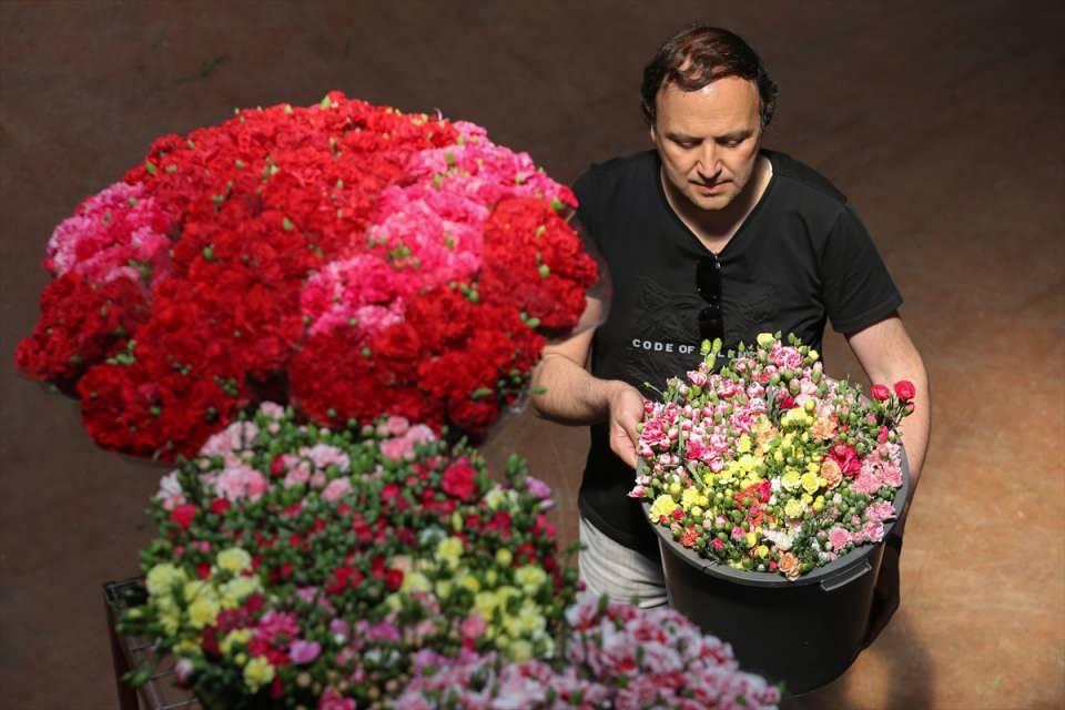 <p>Türkiye'deki üreticilerin fırsatı en iyi şekilde değerlendirerek pazarını geliştirdiğini aktaran Yılmaz, "En büyük pazarımız Hollanda. İngiltere, Almanya, Romanya, Bulgaristan, Ukrayna da önemli pazarlarımız." diye konuştu.</p>

<p> </p>
