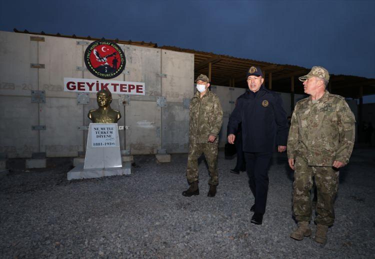 <p><strong> "Bizim tarihimiz temiz"</strong></p>

<p>1915 olaylarına da değinen Milli Savunma Bakanı Hulusi Akar, "Bu iddiaların hiçbir aslı yoktur. Bu asılsız iddialara ilişkin tarihçilerimizin ortaya koyduğu gerçekleri herkesin görmesini bekliyoruz. Bunlar, tarihten düşmanlık çıkarıyorlar. Bu, hiçbir şekilde bölge ve dünya barışına hizmet edecek bir çalışma değildir." değerlendirmesini yaptı.</p>
