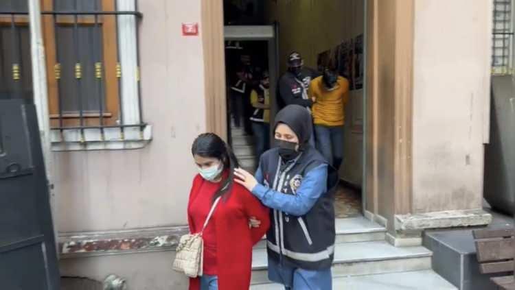 <p>Kurtarılan rehinelerden biri gözyaşlarına tutamazken elleri çözülür çözülmez su içti. Ekipleri görünce mutluluk yaşayan rehineleri Beyoğlu polisi, “İyi misiniz, korkmayın artık” diyerek sakinleştirmeye çalıştı.</p>
