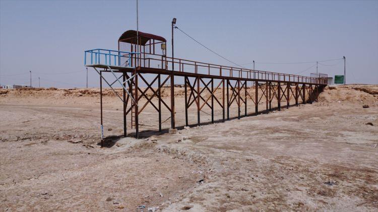 <p>Hiç bir nehir veya dereye ile bağlantısı olmayan Sawa Gölü, iklim değişikliğine bağlı kuraklığın ve yeraltı su kaynaklarını tüketen zararlı tarım politikaları nedeniyle kurumaya yüz tuttu.</p>