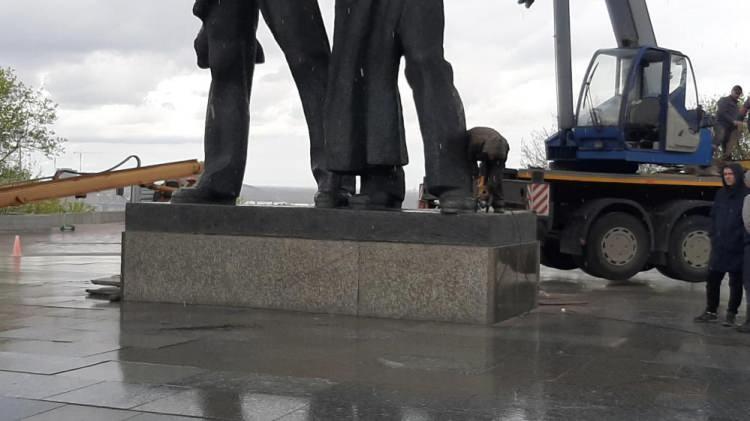<p>Ukrayna’nın başkenti Kiev’de bulunan ve 8 metrelik bronzdan yapılan Rusya-Ukrayna Dostluk Anıtı, Kiev Belediye Başkanı Vitaliy Klichko’nun katılımıyla yıkıldı.</p>
