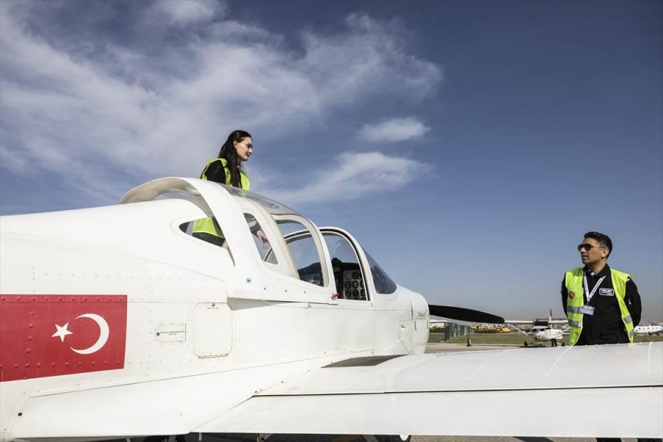 <p>Aynı zamanda hem THK Üniversitesinden gelen öğrencilere hem de dışarıdan havacılığa, pilotluğa gönül verenlere eğitim imkanı sunduklarını belirten Bali, şunları kaydetti:</p>

<p>"Uçuş Akademisi'nde bizim öğrencilerimiz, uçuşlarına başlamadan Türk Hava Kurumu Üniversitesinde önce teorik derslerini görüyorlar. Bu derslerini tamamladıktan sonra 25 tek motor ve çift motor olmak üzere son teknoloji uçaklarla uçuş eğitimlerine kaldıkları yerden devam ediyorlar.</p>
