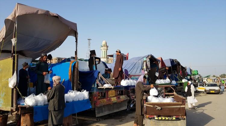 <p>Afganistan'ın Host kentindeki kar satıcıları, kış mevsimi boyunca dağlık bölgelere yağan karları özel depolarda depolayarak Ramazan ayı boyunca kamyonlarla cadde ve sokaklara gelerek kar satıyor. </p>
<p> </p>