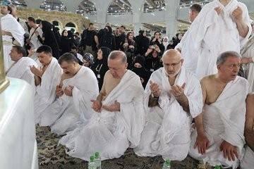 <p>Cumhurbaşkanı Erdoğan’a Umre sırasında Cumhurbaşkanlığı Sözcüsü İbrahim Kalın, Milli Savunma Bakanı Hulusi Akar, İçişleri Bakanı Süleyman Soylu, Adalet Bakanı Bekir Bozdağ ve Kültür ve Turizm Bakanı Mehmet Nuri Ersoy eşlik etti.</p>
