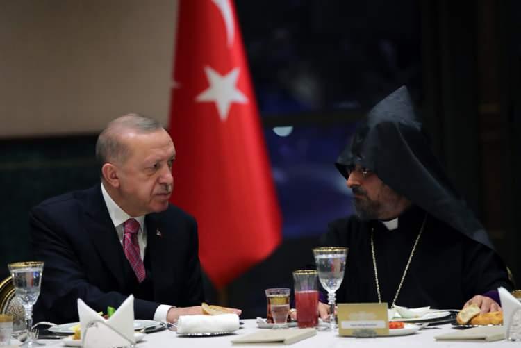 <p><strong>HEPİMİZİ TEK TEK SORDU </strong></p>

<p>Cumhurbaşkanı Sayın Erdoğan, tek tek elimizi sıktı, halimizi hatırımızı sordu. Diyanet işleri Başkanı, İçişleri Bakanı, İletişim Başkanı, Cumhurbaşkanı Sözcüsü de bizlerle içten sohbet ettiler.</p>
