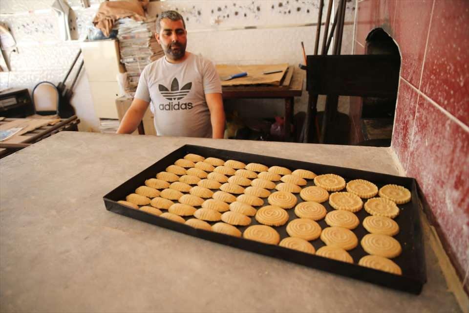 <p>Ramazan Bayramı'nda misafirlere ikram edilen kömbe, ziyarete gelemeyecek şehir dışındaki akrabalara da kargoyla gönderiliyor.</p>

<p> </p>
