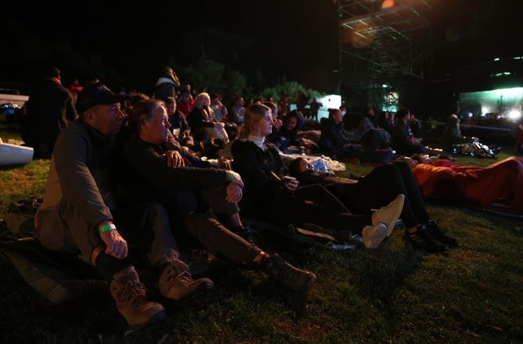 <p>Katılımcılar, uyku tulumları ve battaniyeler i&ccedil;inde, t&ouml;ren alanına kurulan dev ekrandan &Ccedil;anakkale Savaşları'na ilişkin belgesel, film, r&ouml;portaj ve bazı kentlerdeki Anzak G&uuml;n&uuml; t&ouml;renlerini izleyerek "Şafak Ayini"nin başlamasını bekledi.</p>
