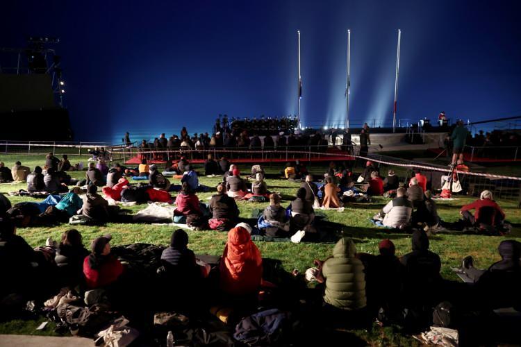 <p>T&uuml;rkiye, Avustralya ve Yeni Zelanda milli marşlarının okunmasının ardından dua edilmesiyle tamamlanan programa, K&uuml;lt&uuml;r ve Turizm Bakan Yardımcısı Ahmet Misbah Demircan, &Ccedil;anakkale Savaşları Gelibolu Tarihi Alan Başkanı İsmail Kaşdemir, Birleşik Krallık Ankara B&uuml;y&uuml;kel&ccedil;isi Dominick Chilcott, İrlandalı B&uuml;y&uuml;kel&ccedil;i Sonya McGuinness, Yeni Zelandalı B&uuml;y&uuml;kel&ccedil;i Zoe Coulson-Sinclair, Almanya'nın Ankara B&uuml;y&uuml;kel&ccedil;isi Jurgen Schulz, Kanada'nın Ankara B&uuml;y&uuml;kel&ccedil;isi Jamal Khokhar, Fas'ın Ankara B&uuml;y&uuml;kel&ccedil;isi Mohammed Ali Lazreq ile yurt i&ccedil;i ve dışından davetliler katıldı.</p>
