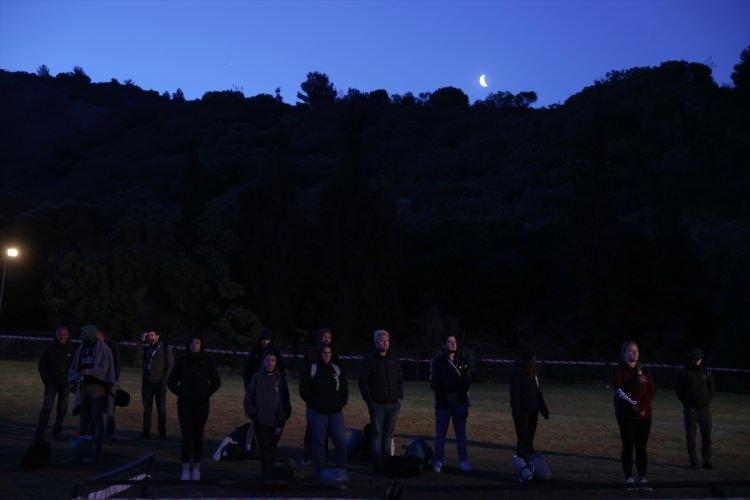 <p>Etkinlik alanına T&uuml;rkiye Cumhuriyeti adına &Ccedil;anakkale Valisi İlhami Aktaş ile diğer &uuml;lkelerin temsilcileri &ccedil;elenk bıraktı, saygı duruşunda bulunuldu.</p>
