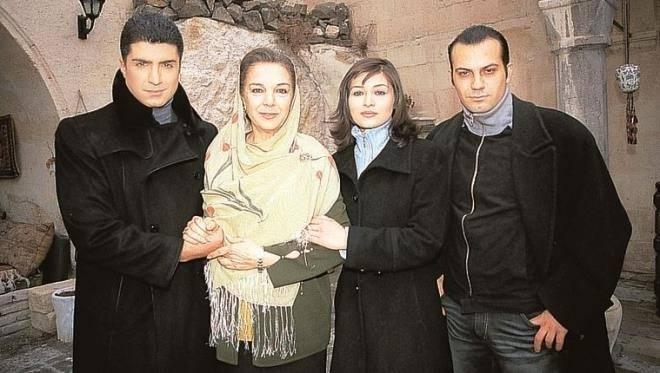<p><span style="color:#800080"><strong>2000'li yılların en çok izlenen dizilerinden olan Asmalı Konak Bahar ve Seymen'in uçlarda yaşanan aşkı, Dicle'nin delip geçen bakışları, Sümbül Hanım'ın demiri kesen emirleri ile adını unutulmaz yapımlar arasında yazdırdı.</strong></span></p>