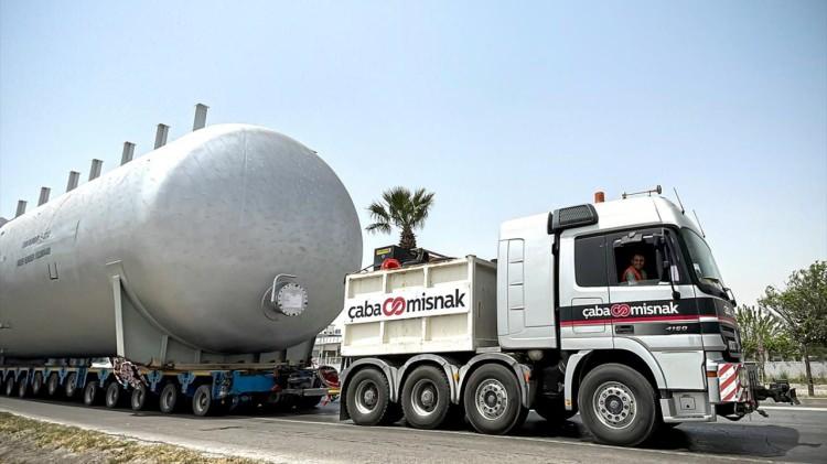 <p>Polis ekiplerinin önlemler aldığı, araç trafiğinin bazı bölgelerde kontrollü geçildiği yol güzergahında, zaman zaman uzun kuyruklar oluşuyor.</p>