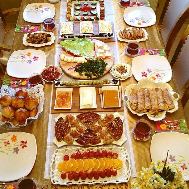 <p><span style="color:#000000"><strong>2- Bayram sabahı hafif bir kahvaltıyla güne başlanmalı, kızartma, kavurma yöntemleriyle pişirilmiş besinler tercih edilmemeli. Domates, salatalık, maydanoz gibi çiğ sebzeler, az tuzlu peynir, haşlanmış yumurta tercih edilmeli. Sucuk, salam, sosis gibi yağlı besinler ile hamur işi gıdalardan sakınılmalı.</strong></span></p>