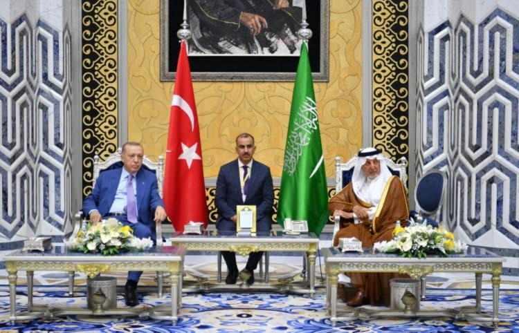 <p>Erdoğan, özel uçak "TUR" ile saat 20.50'de Suudi Arabistan'ın Cidde kentine geldi.</p>