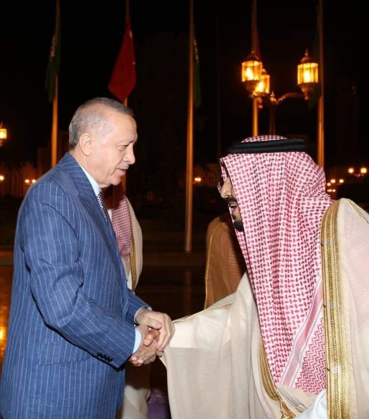 <p>Erdoğan'ı daha sonra Suudi Arabistan Kralı Selman bin Abdulaziz, resmi törenle karşıladı.</p>
