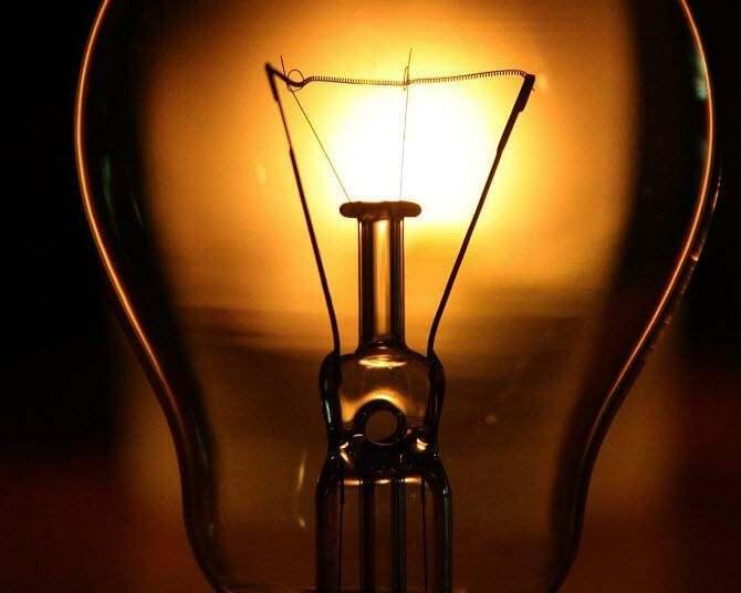 <p><strong>1879 - Ampul</strong></p>

<p>"Ampulün babası" dendiğinde akla gelen ilk isim büyük mucit Thomas Edison'dur. Ancak tıpkı Nikola Tesla'nın birçoklarının inandığı gibi alternatif akımı (AC) ve onunla ilgili pek çok şeyi icat etmemiş ama geliştirilmesine önemli katkılar sağlamış ve daha kullanılabilir hale getirmiş olması gibi, Thomas Edison da "akkor ampul/lamba" denen cihazı icat etmemiştir. Onu geliştirmiş ve kullanılabilir kılmıştır.</p>
