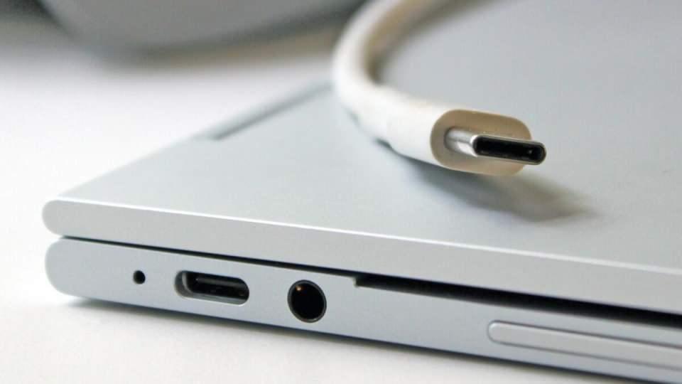 <p>USB Type-C (Thunderbolt) ile birlikte büyük USB yuvalarına elveda diyoruz. Bugün için dizüstü bilgisayarların pek çoğunda USB Type-C girişi kullanılırken, eski girişlerin kalktığı dikkat çekiyor. USB Type-C çok daha hızlı bir veri yolu sunuyor.</p>
<p> </p>