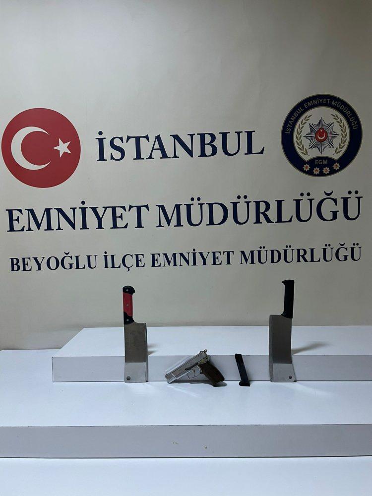 <p>Emniyette ifadeleri alınarak “gasp”, “kişiyi hürriyetinden yoksun kılma”, “kasten yaralama” ve “ateşli ve bıçaklı silahlar kanununa muhalefet” suçundan adli işlemleri yapılan Ahmed A. (17), Hasan A. (35), Muhammed H. (25), Ali M. (21), Muhammed Ş. (30), Ali H. (16) ve Asma M. (23) adliyeye sevk edildi. </p>
