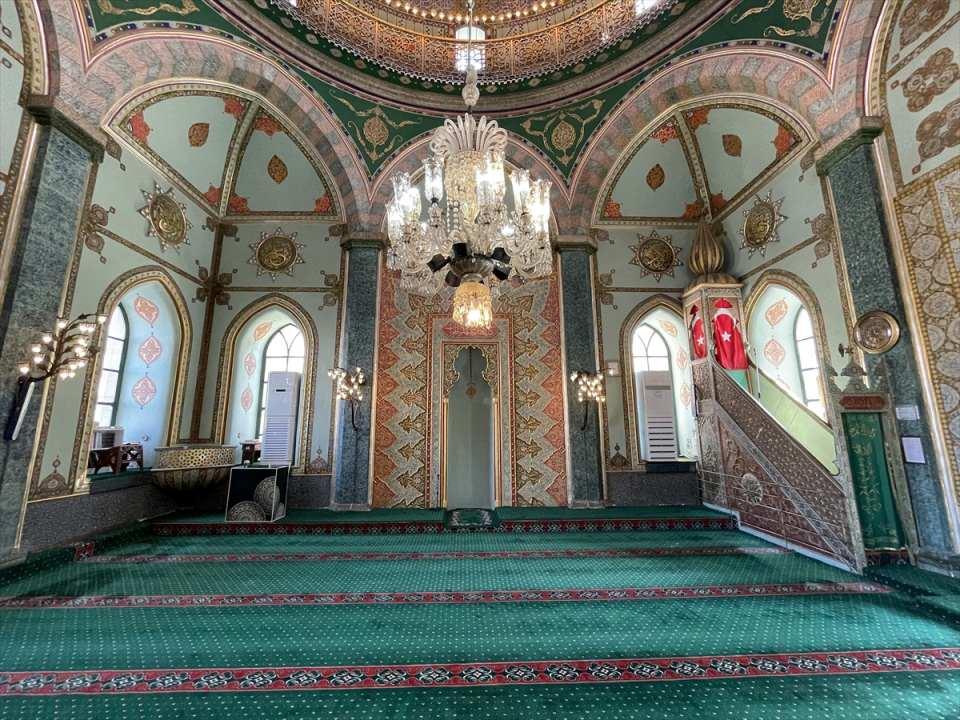 <p>Saray Mahallesi'ndeki, 1905 yılında mimarlığını Kütahya mutasarrıfı Ahmed Fuad Paşa'nın yaptığı cami, hayırseverlerin destekleriyle inşa edildi. 117 yıllık camide aynı anda 250 kişi ibadet edebiliyor.</p>
<p> </p>