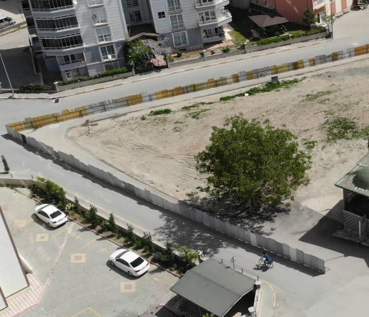 <p>Ama vatandaşın malının tamamının cami alanında kalacağıyla ilgili maddeyi yani kalıp kalamayacağı bir türlü bulamadı. Sonuçta kalabilir dedi. Biz de bütün yasal yolları, on yıl boyunca yıpratıcı bir süreci tükettik. Dolayısıyla yasal olarak bize tek bir hak kaldı. O da kadastro sınırlarımızı çevirerek içinde tarım alanı, sera yaptıracağız” dedi.<br />
<br />
Kılıç, caminin yaklaşık 164 metrekaresi kadastro tespitlerine göre kendi arsası sınırları içerisinde ve bu kısımların caminin giriş çıkış kapısını kapsadığına dikkat çekerek, “Biz bu çalışmayı yaparken Ramazan ayına başlamak üzereydi. Biz camiye gelecek kısmı bıraktık. Ramazan Bayramı sonrasında caminin kadrosu sınırlarının içinde kalan giriş çıkış kapısının olduğu kısmını kapatacağız” diye konuştu.</p>