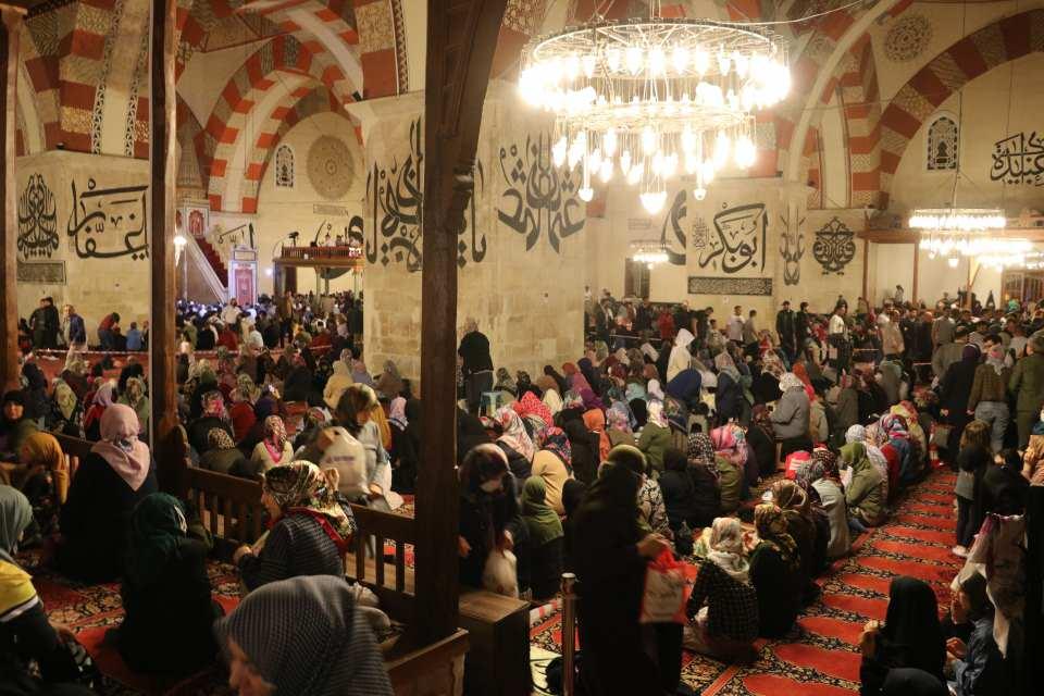 <p> Halkımızın da bu geceye ayrı bir önem verdiklerini görüyoruz. Bu gece efendimizin Sakal-ı Şerif'ini ziyarete açtık. Halkımız büyük bir ilgi gösterdi." açıklamasına bulundu.</p>
