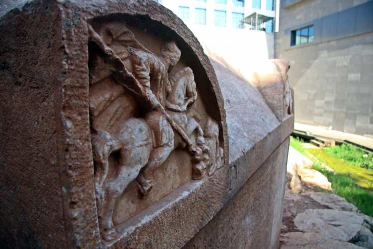 <p>Kocaeli'de Anadolu'da ilk defa 'imparatorun koruyucusu' unvanını taşıyan lahit keşfedildi. İki iskelet ve mezar hediyeleriyle birlikte bütün olarak günümüze ulaşan lahit, dünyada bir ilk.</p>
