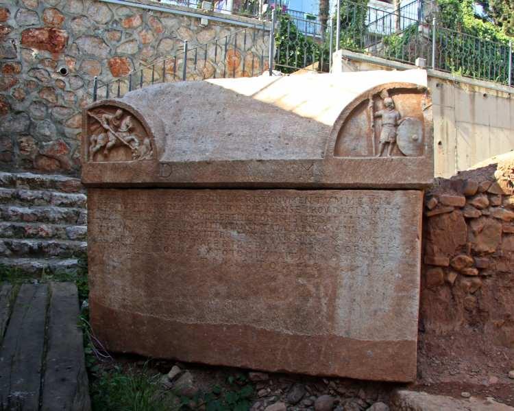 <p>"DÜNYADA BİR İLK"</p>
<p>Lahdin önemli bir miras olduğunun altını çizen Kocaeli Müze Müdürü Serkan Gedük, "Lahit sadece içerdiği yazıtta gelen bilgilerle değil, aynı zamanda in-situ şekilde bulunmuş iki iskelet ve küçük buluntularıyla oldukça büyük bir önem taşımaktadır. Zira şimdiye kadar bilinen Roma imparatorlarının korumalarına ilişkin yazıtlar, herhangi bir başka maddi kalıntı içermeden günümüze gelmişlerdir. İlk defa bir imparator korumasına ait yazıt; lahit içinde iki iskelet ve mezar hediyeleriyle birlikte bir bütün olarak günümüze ulaşmıştır. Bu anlamda Tziampo Lahdi, bu alanda dünyada bir ilktir. Bu lahdin ve lahit etrafındaki nekropol alanının günümüze sağlam bir şekilde ulaşması bizler için büyük bir şans" dedi.</p>
<p>"TZIAMPO, BELGELENEBİLEN TEK İMPARATOR KORUYUCUSUDUR"</p>
<p>İmparator Diocletianus’un 'Yaveri' olarak da adlandırılan Tziampo'nun Romanya kökenli olduğunu kaydeden Gedük, "Tziampo, askeri kariyerine süvari olarak başlayıp 9 yıl bu görevi sürdürdükten sonra, 'ordinaryüs' yani 'yüzbaşı' rütbesine yükselmiş. 11 yıllık yüzbaşı kariyerinden sonra, Tziampo'nun 'protector' yani 'koruyucu' unvanı aldığını görmekteyiz. Protector, Geç Roma ordusunun elit sınıf askerine verilen oldukça önemli bir unvan. Bu görev, İmparator Gallienus ile oluşturulmuş olup tam adı imparatorun koruyucusudur. </p>