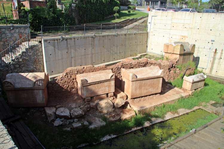 <p>İzmit Su ve Kanalizasyon İdaresi’nin (İSU) bulunduğu alanda, 2017-2019 yılları arasında bir binanın temel inşaatı sırasında arkeolojik maddi kültür kalıntılarına rastlandı. Kocaeli Müze Müdürlüğü başkanlığında yapılan kurtarma kazılarında ise 37 mezar tespit edildi. Mezarlar üzerinde yapılan çalışmalarda, 4'ü yazılı olmak üzere 5 lahit olduğu belirlendi.</p>
