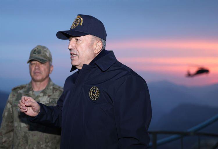 <p>Alınan önlemler, terörle mücadelede yapılan başarılı operasyonların katkısıyla hudutların çok daha güvenliği hale geldiğini belirten Milli Savunma Bakanı Akar, "Hudutlarımız, Cumhuriyet tarihimizin en yoğun önlemleri ile korunuyor." diye konuştu.</p>

<p>Gerek fiziki önlemler gerekse son teknoloji sistemlerle hudut güvenliğinin sağlandığını anlatan Akar, "Hudutta görev yapan personelimizin fedakarlık ve kahramanlığı ile hudutlarımız her zamankinden çok daha sıkı bir şekilde kontrol altına alınmaktadır." ifadesini kullandı.</p>

<p>Hulusi Akar, bu yılın başından itibaren hudutlarda 1819 kişinin yakalandığını, 125 bin 574 kişinin engellendiğini belirterek, "Hudutta görevli Mehmetçik 'hudut namustur' anlayışı içinde, gece gündüz demeden görevlerini yerine getiriyor." şeklinde konuştu.</p>
