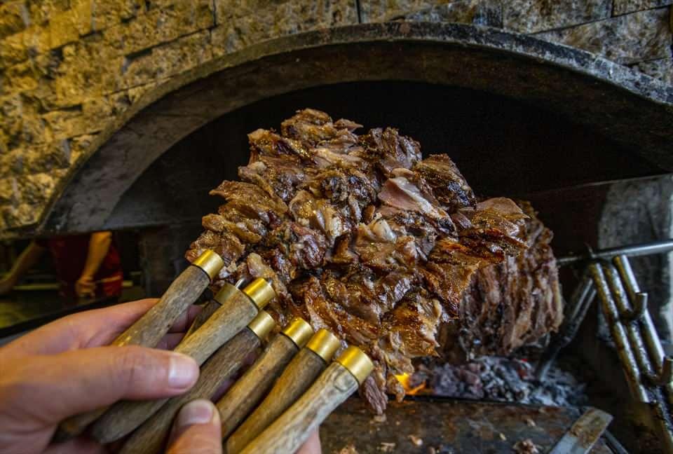 <p>Erzurum'un 22 Şubat 2010'da coğrafi işaretle tescillenen lezzeti cağ kebabının yapıldığı et, pişirilmeden yaklaşık 4 g&uuml;n &ouml;ncesinden soğan, biber, tuz ve &ccedil;eşitli baharatlarla terbiye ediliyor. Dinlendirme aşamasının ardından etler par&ccedil;alar halinde "cağ" adı verilen şişlere takılıyor.</p>

<p>&nbsp;</p>
