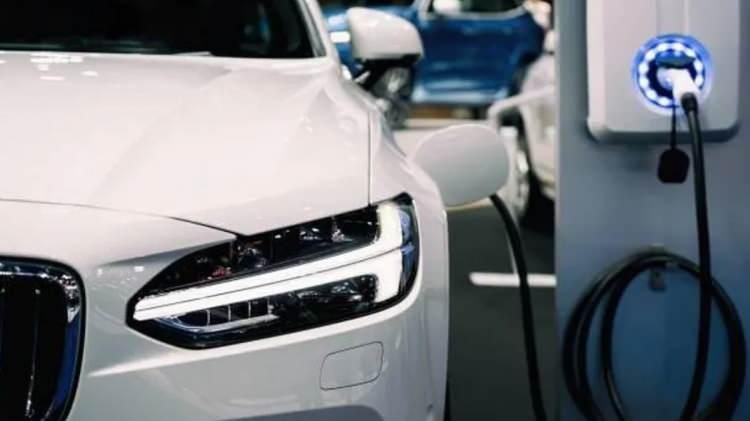<p>Elektrikli araçlara geçiş planlarının aksine lityum çıkarma süreçleri için gerekli yatırımların olmadığı ve halihazırda çıkarılan lityum miktarının artan talebi henüz yakalayamadığının altı çiziliyor.</p>