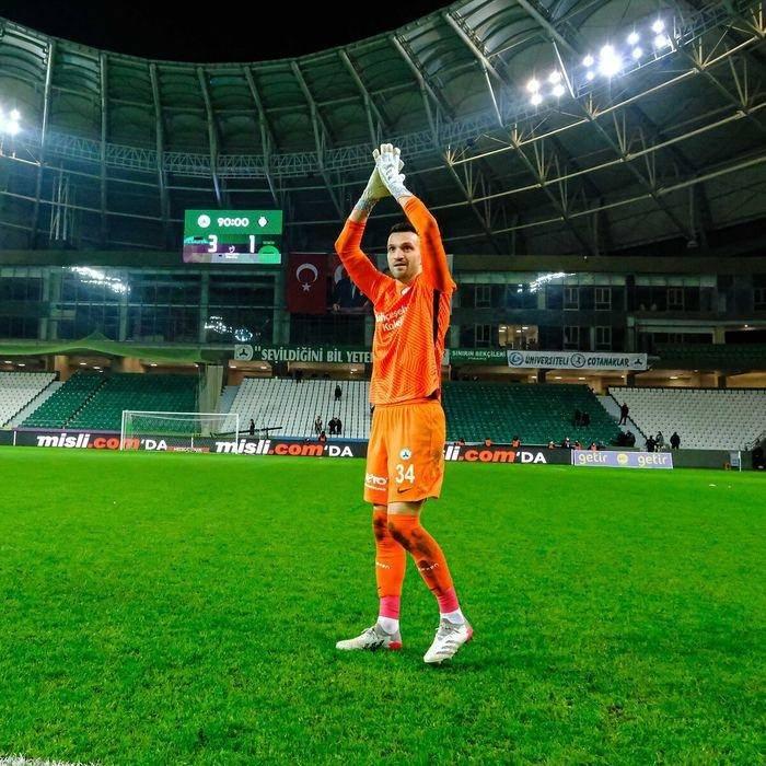 <p>OKAN KOCUK</p>
<p>Kiralık oyuncular arasında bu sezon yıldızını parlatan oyunculardan biri de kaleci Okan Kocuk. Özellikle tam da Muslera sakatlandığında, Giresun'da müthiş kurtarışlara imza atan, penaltı üstüne penaltı çıkaran 26 yaşındaki file bekçisinin Galatasaray kadrosunda yer almaması, o dönem tartışmalara yol açmıştı. Sezon bitiminde Florya'ya dönecek olan Okan, bu kez Muslera'yı bir hayli zorlayacak gibi görünüyor.</p>