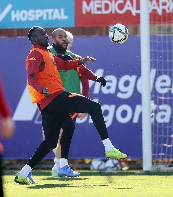 <p>MBAYE DİAGNE</p>
<p>Diğer taraftan, ara transfer döneminde yabancı takviyesine yer açılabilmesi adına sözleşmesinin geçici feshini kabul eden Mbaye Diagne de takıma tekrar katılacak. Tecrübeli santrfor, geçtiğimiz günlerde Florya'ya döndü ve yeniden çalışmalara başladı.</p>
<p>Sezon bitiminde Sarı-Kırmızılılar Senegalli golcüyle yeniden sözleşme imzalayacak. Diagne'nin imza sonrası takımda kalıp kalmayacağı ise yeni yönetim, yeni hoca ve olası transfer tekliflerine göre belirlenecek.</p>