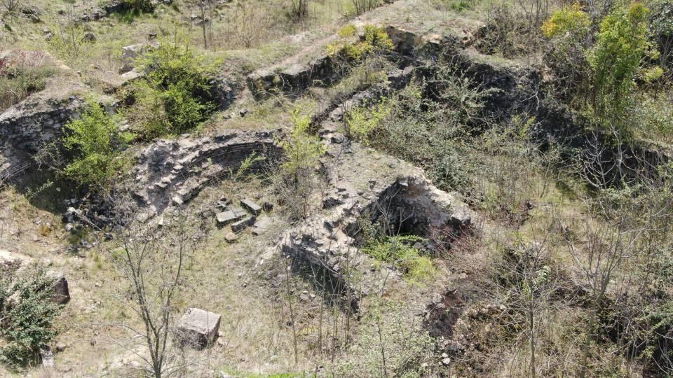 <p>Bu tümülüsler şehir merkezine 3 kilometre uzaklıktadır. 7 tümülüsten 3'ü köyün içinde, 4'ü de köyün civarında bulunuyor. Bu tümülüslerden 2 tanesinde kazı çalışması yapıldı fakat uzun süre önce soyguncular tarafından soyulduğu için içerisinde hiçbir şey bulunamadı. </p>
