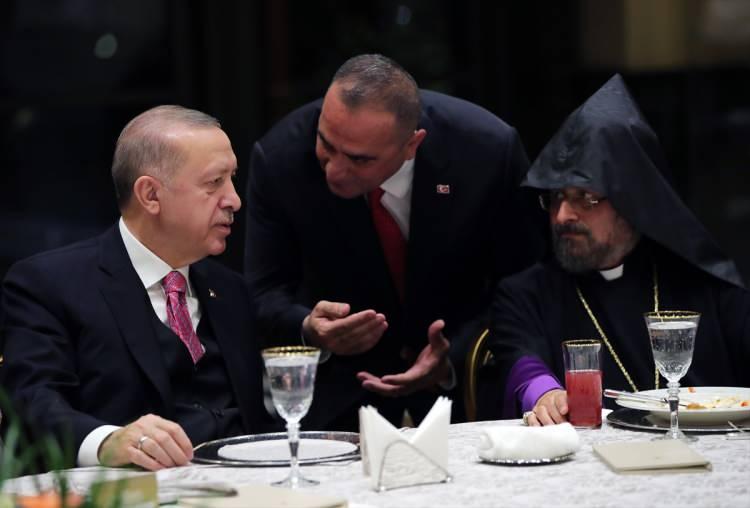 <p>Cumhurbaşkanlığı Külliyesi'nde düzenlenen iftar programında Cumhurbaşkanı Erdoğan, Türkiye Ermenileri Patriği Sahag Maşalyan, Musevi Hahambaşı İsak Haleva, Süryani Kadim Cemaat Patrik Vekili Yusuf Çetin, Katolik Süryani Patrik Vekili Orhan Çanlı, Ermeni Katolik Cemaati Patrik Vekili Levon Zekiyan, Rum Kadıköy Metropoliti Emmanuel Adamakis, Ermeni Vakıflar Birliği Başkanı Bedros Şirinoğlu, Ermeni Hastanesi Başkan Vekili Herman Baliyan, Yahudi Cemaati Eş Başkanı İshak İbrahimzadeh, Balıklı Rum Hastanesi Vakfı Başkanı Kostantin Yuvanidis, Süryani Kadim Vakfı Başkanı Sait Susin, Süryani Katolik Cemaati Vakıf Başkanı Münir Üçkardeş, Ermeni Katolik Surp Agop Vakfı Başkan Vekili Antuan Sultanoğlu'nu kabul etti.</p>