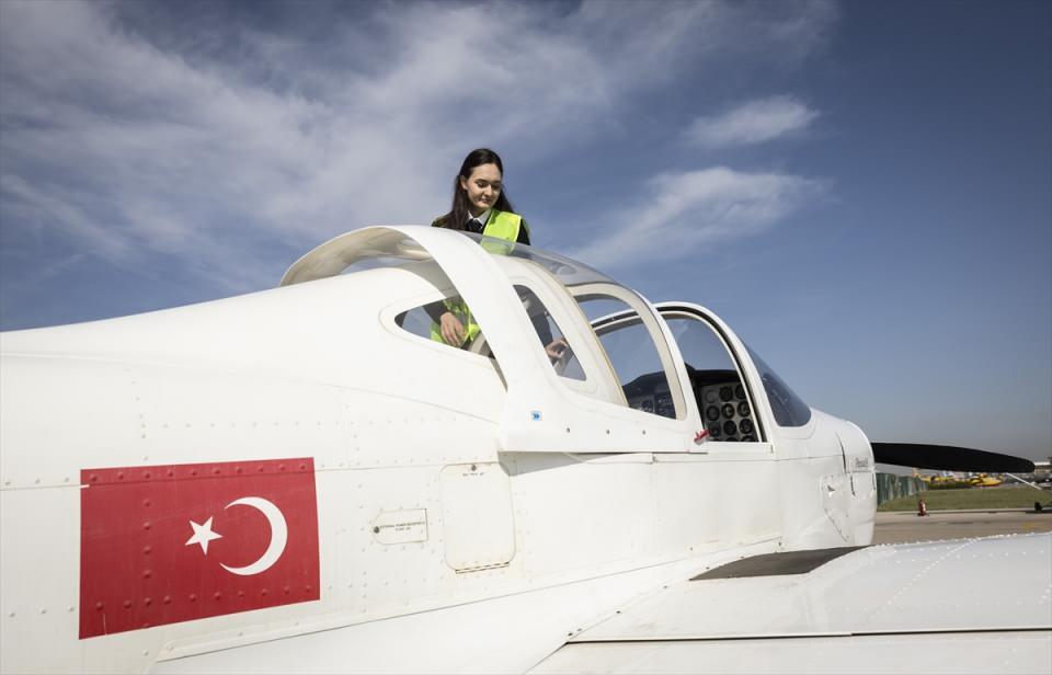 <p><strong>"Üniversitenin yabancı kontenjanı da bulunuyor"</strong></p>
<p>THK Uçuş Akademisi Eğitim Müdürü İbrahim Aykut Bali, öğrencilere dünya standartlarında eğitim verdiklerini, bunu da EASA regülasyonlarına göre hazırladıklarını söyledi.</p>