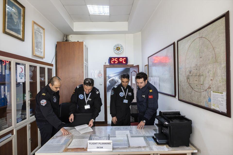 <p>Profesyonel anlamda mesleğini pilot olarak yapmak isteyen herkese kapımız açıktır. Bu eğitimi en profesyonel şekilde, en emniyetli şekilde vermekteyiz. Başta Türk sivil havacılığının, duayen pilotlarımızın ve dünya pilotlarının ve ayrıca sektöre kattığımız tüm pilotların Dünya Pilotlar Günü'nü kutluyorum."</p>

