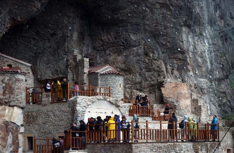 <p>Manastır 08.00-19.00 saatlerinde yerli ve yabancı turistlerce ziyaret edilebilecek. Ramazan Bayramı'nın birinci gününde ise manastırın 13.00-19.00 saatlerinde ziyarete açık tutulacağı belirtildi.</p>

<p> </p>

