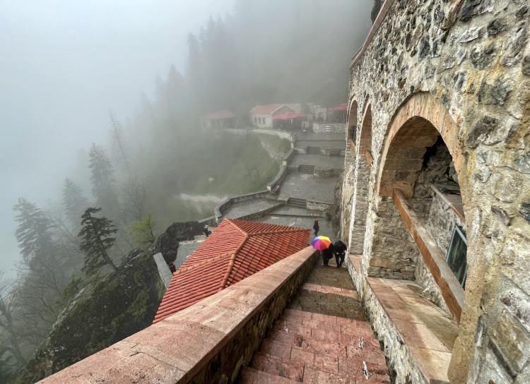 <p>Trabzon'un Maçka ilçesindeki dünyaca ünlü Sümela Manastırı yeniden ziyarete açıldı.</p>
