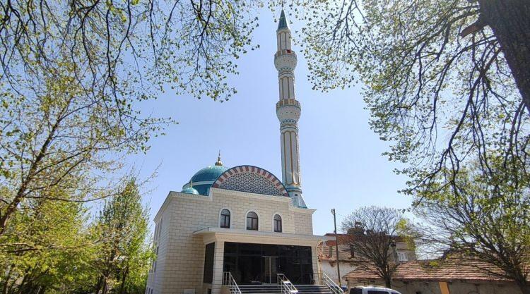 <p>Bursa'da köylü kadınların fırında ekmek yaparak 4 milyon liraya yaptırdığı cami ibadete açıldı.</p>