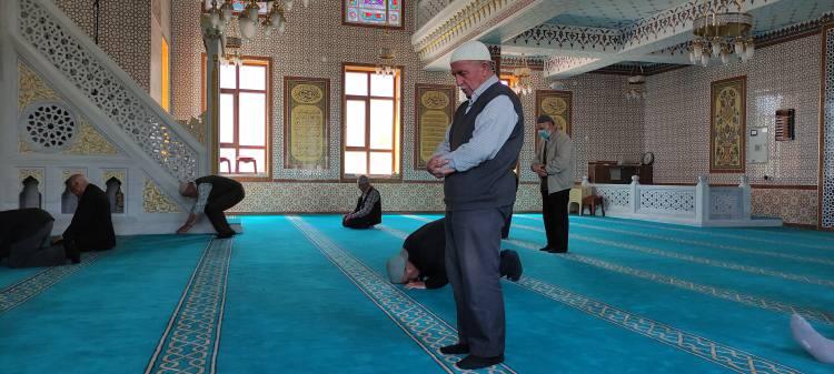 <p>Orhaneli ilçesine bağlı Başköy halkı, eskiyen camilerinin yerine yeni bir cami yapmak için kolları sıvadı. 2 yıl önce caminin temeli atıldı. </p>
<p> </p>
